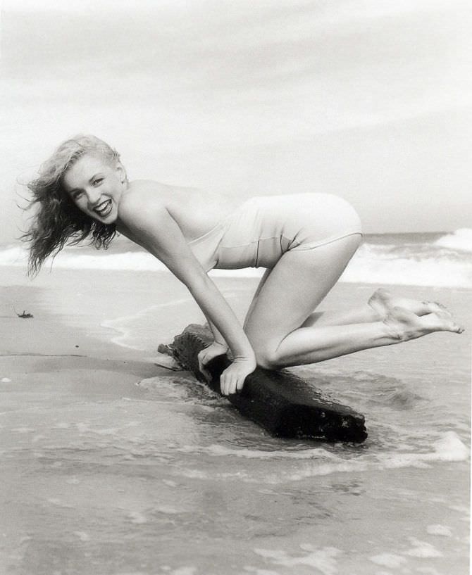Мэрилин Монро красивое фото на пляже в купальнике