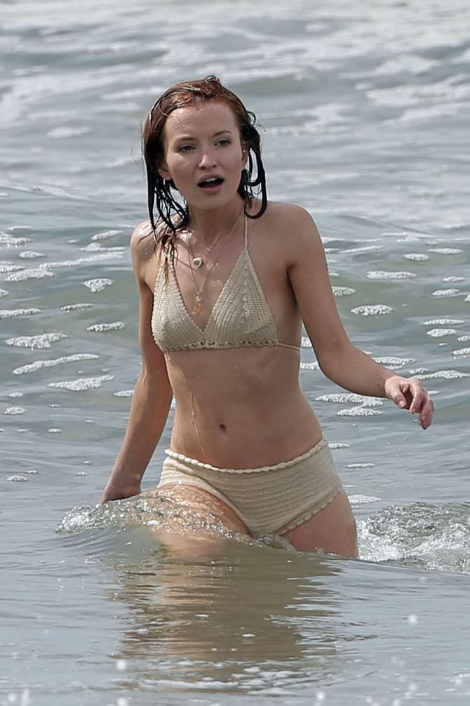 Эмили Браунинг фото со съёмок фильма на пляже