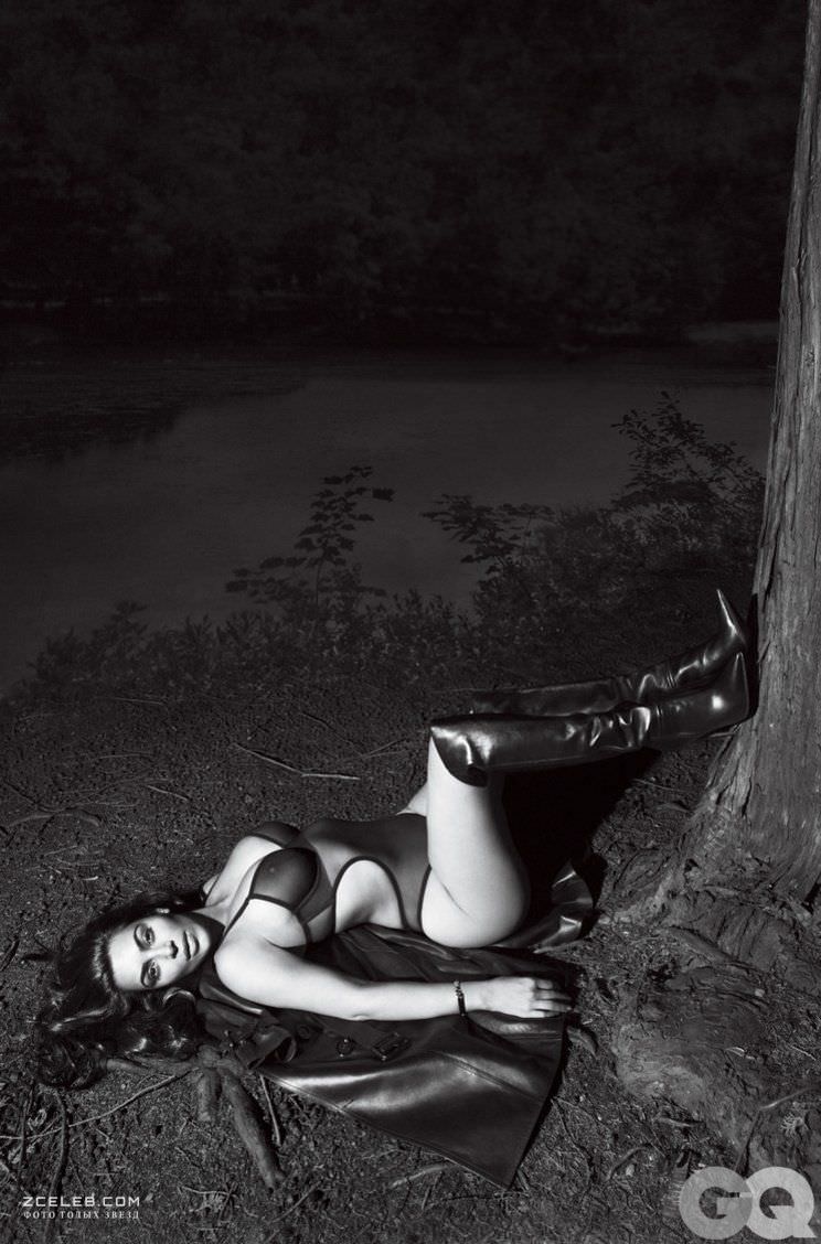 Ким Кардашян фото возле дерева 