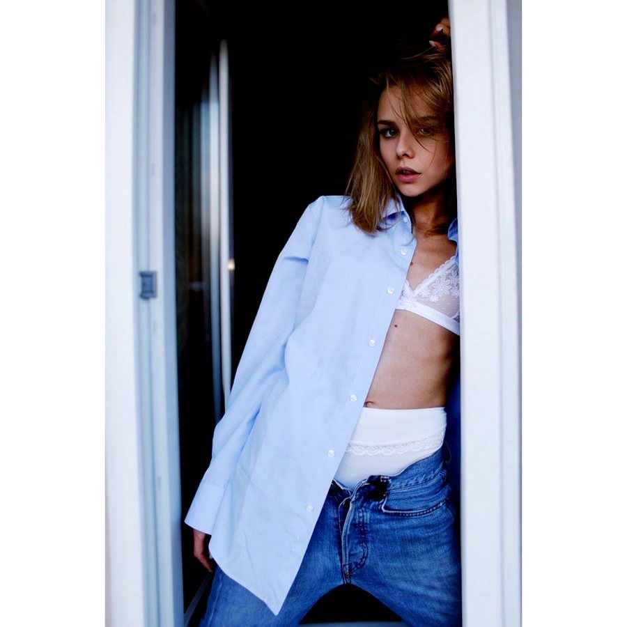 Анастасия Акатова фото на балконе