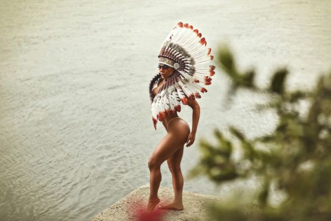 Сьюзи Кортес фотосессия в индейском головном уборе