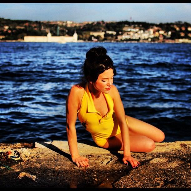 Дарья Мингазетдинова фото в жёлтом купальнике