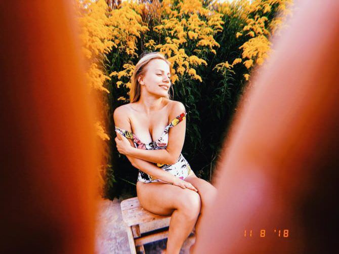 Виктория Клинкова фото в цветном купальнике