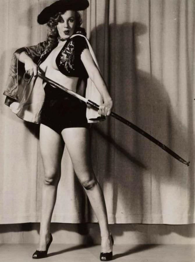 Мэрилин Монро фото в образе тореадора