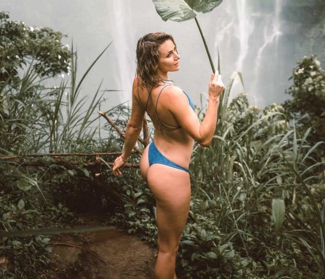 Шантель Вансантен фото в синем бикини