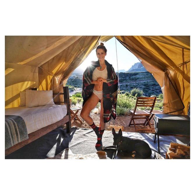 Шантель Вансантен фотография в белье в палатке