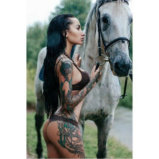 Анжелика Андерсон фото с лошадью 
