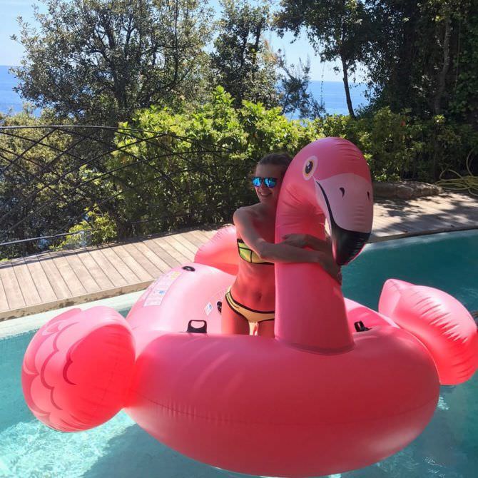 Нелла Стрекаловская фото с надувным фламинго