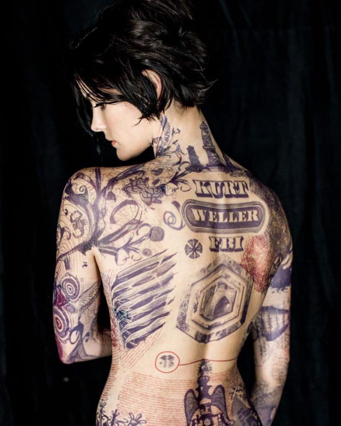 Джейми Александер фото с нарисованными татуировками