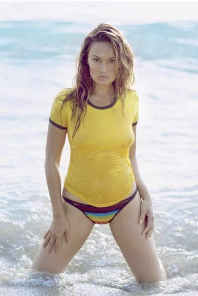Тиа Каррере фото в футболке на пляже