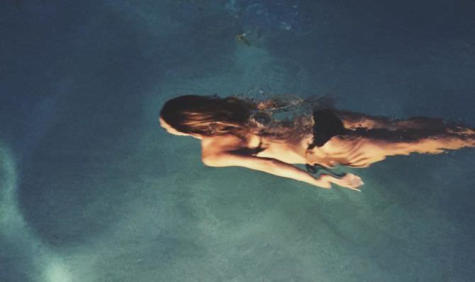 Холли Берри фото в воде