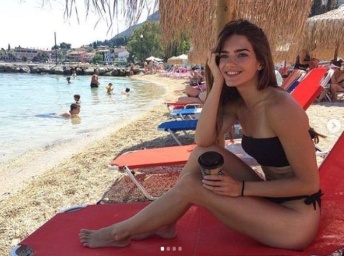 Мария Дмитриева фото в купальнике на пляже