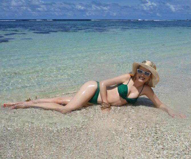 Лена Ленина фото на пляже у воды