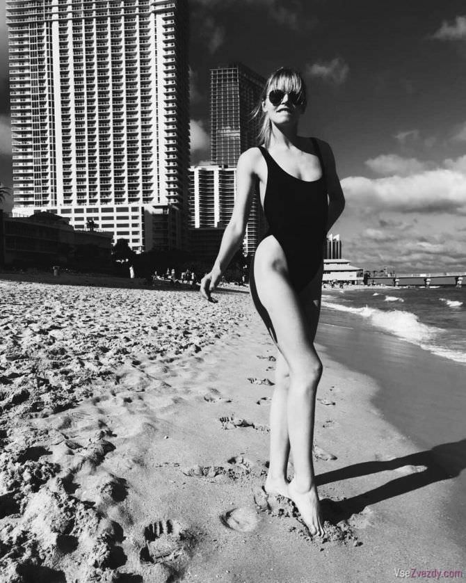 Анастасия Стежко фотография на пляже в купальнике
