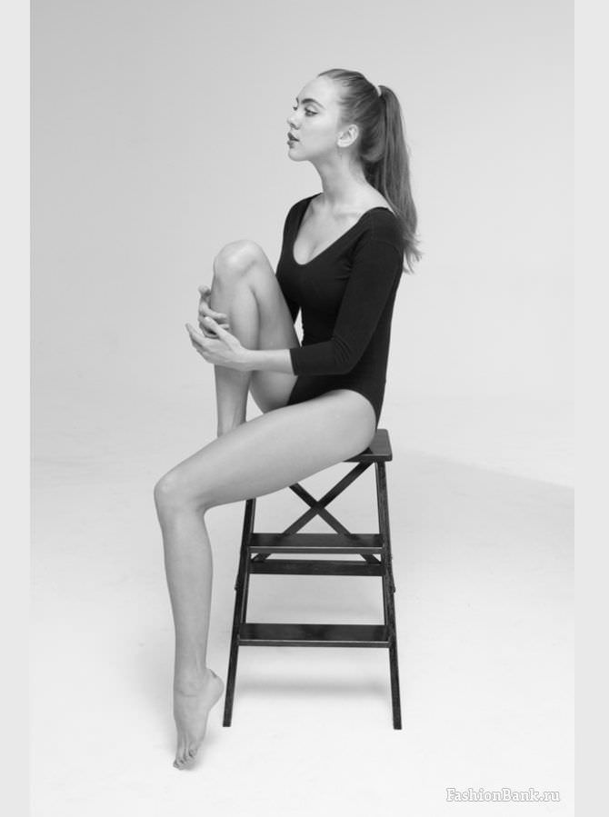 Дарья Пицик фотография в чёрном боди на стуле