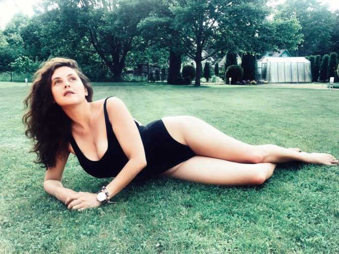 Мария Шумакова фото в купальнике на траве