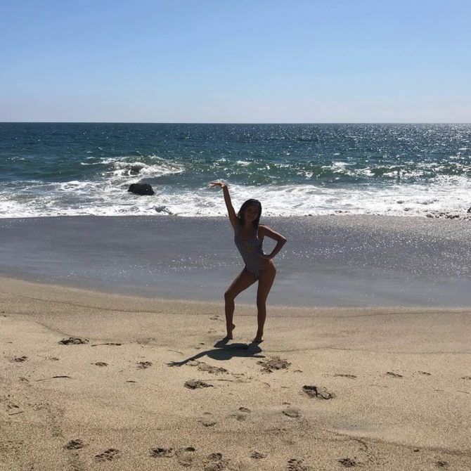 Изабела Монер фото на пляже в инстаграм