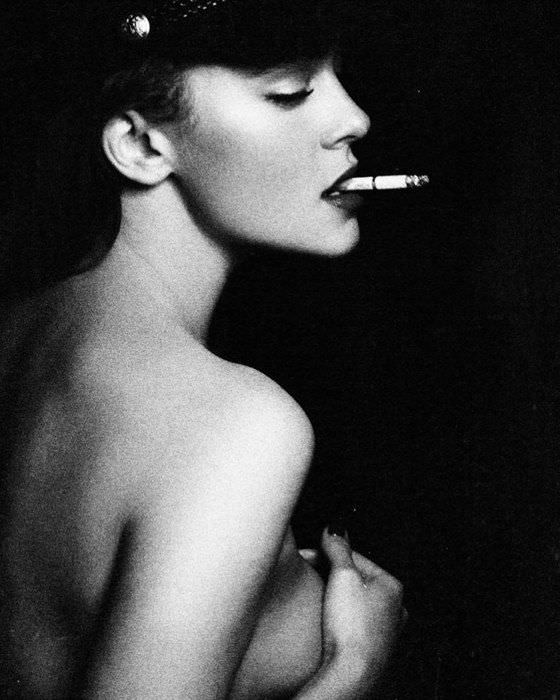 Аглая Тарасова фото с сигаретой 