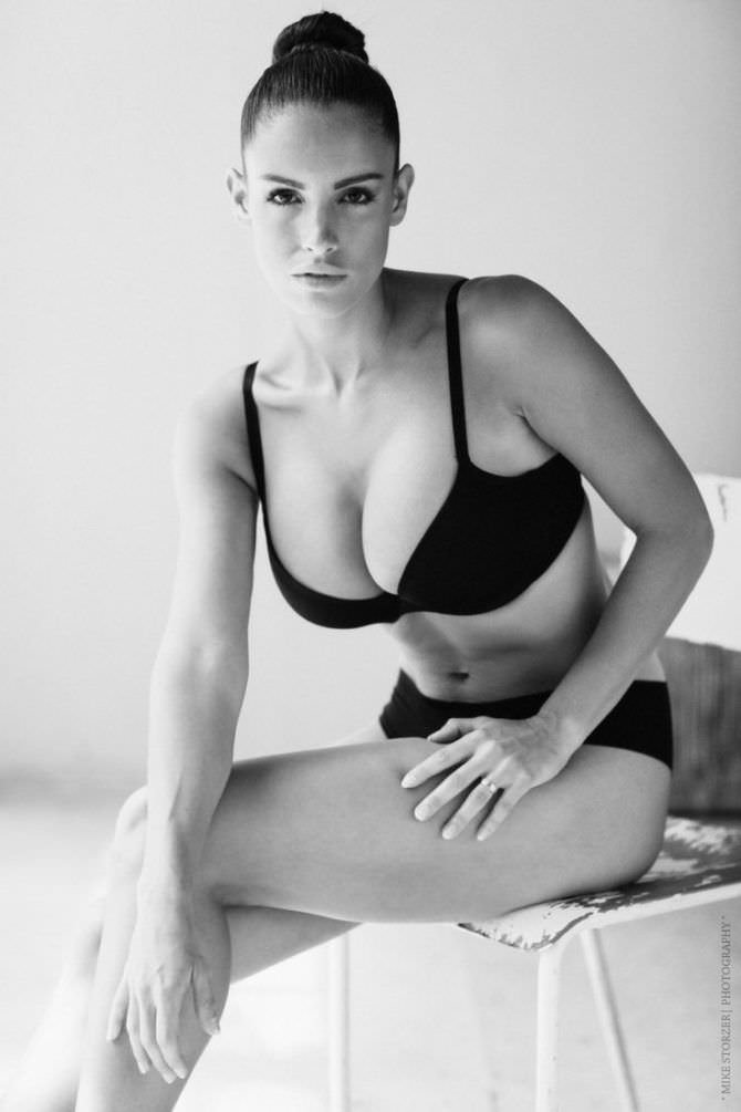 Люсия Яворчекова чёрно-белое фото в чёрном белье