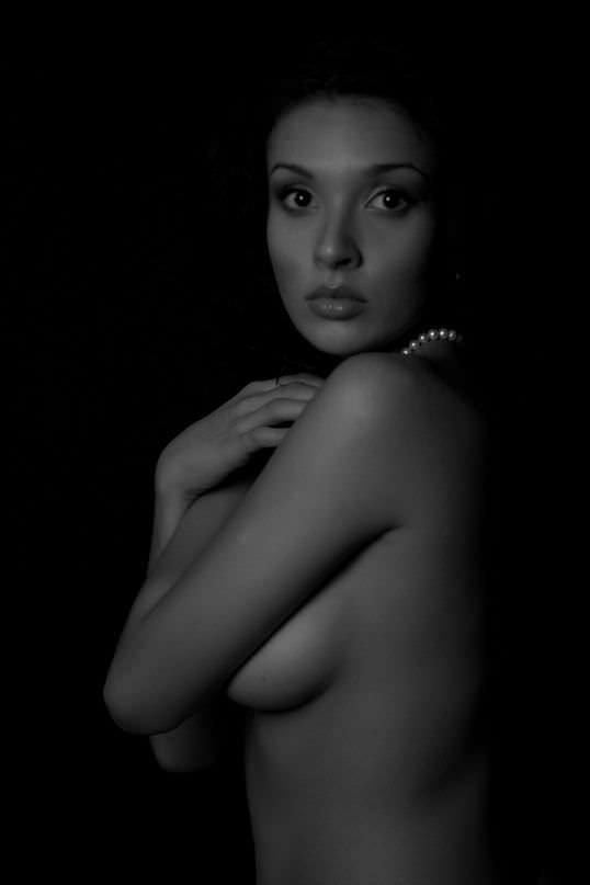 Ольга Дибцева чёрно-белое фото топлесс