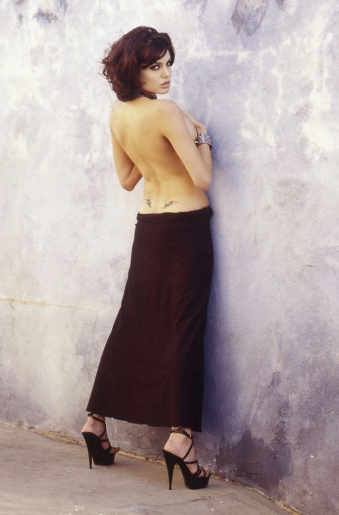 Анджелина Джоли фотография у стены