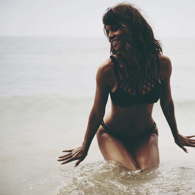 Холли Берри фото на пляже в инстаграм