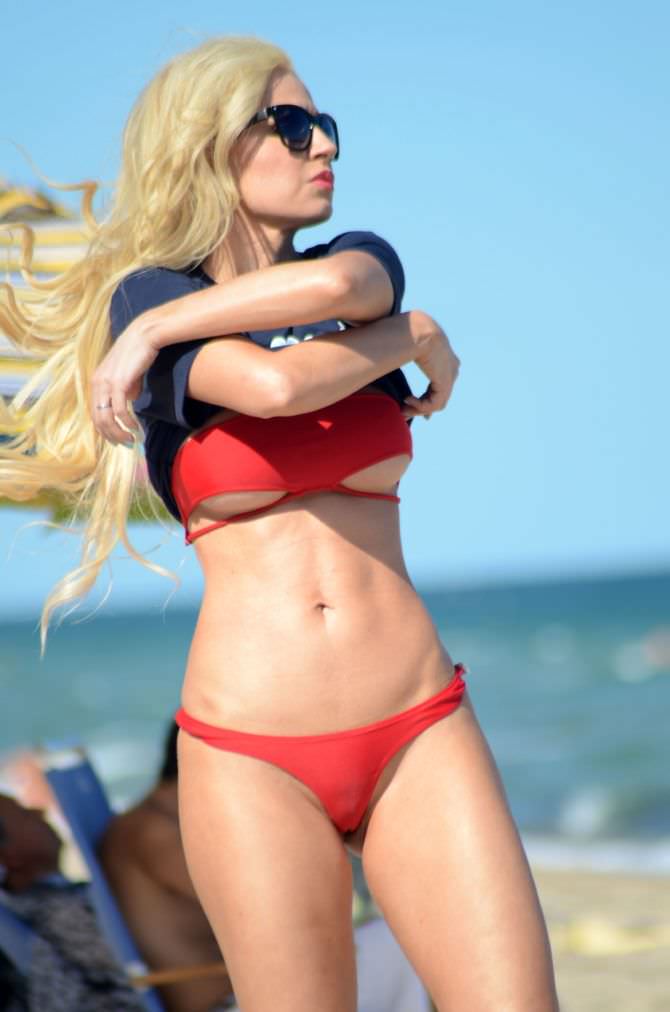 Ана Брага фото на пляже в красном бикини