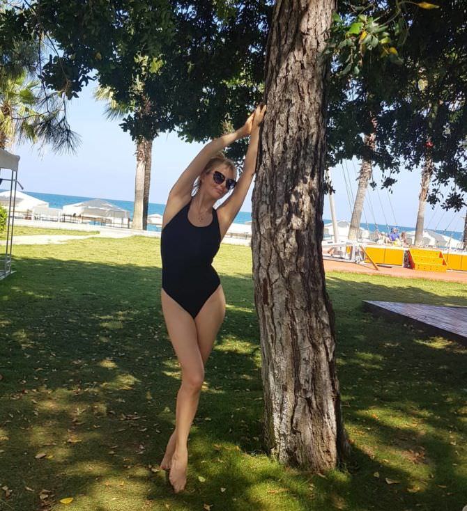 Анна Чурина фотография под деревом