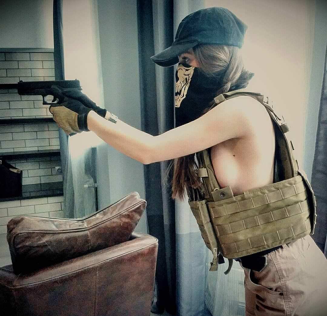 Елена Делигиоз фото с оружием