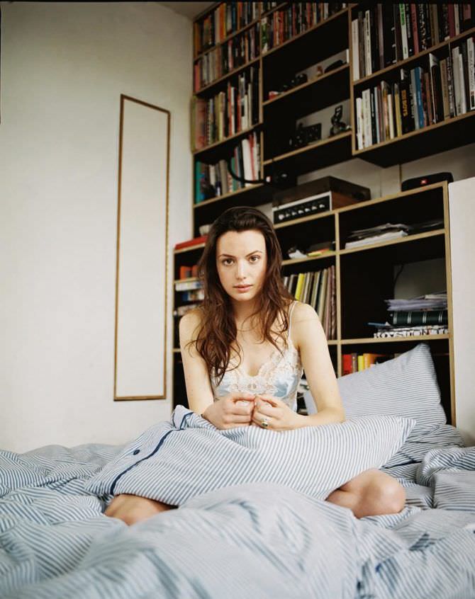 Гайте Янсен фото в сорочке в постели