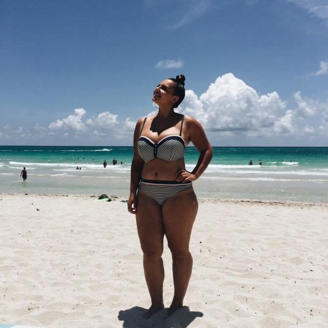 Анна Крылова фото на пляже в бикини
