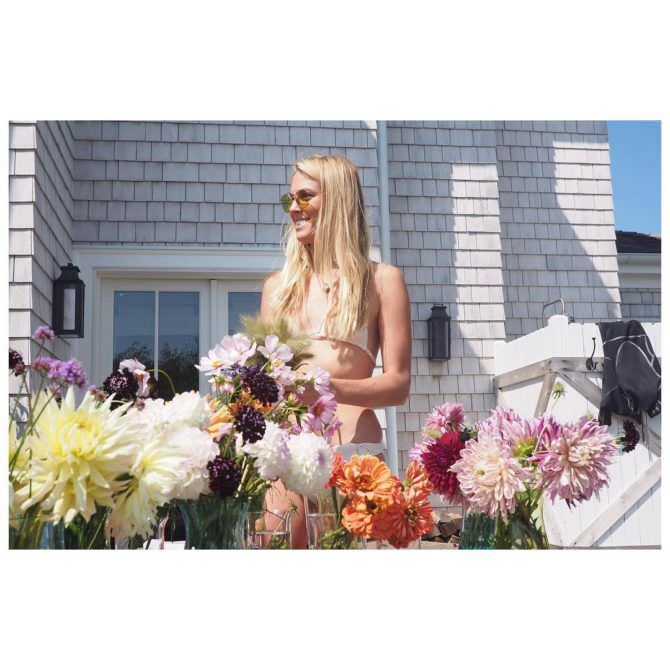 Дианна Агрон фото в бикини с цветами
