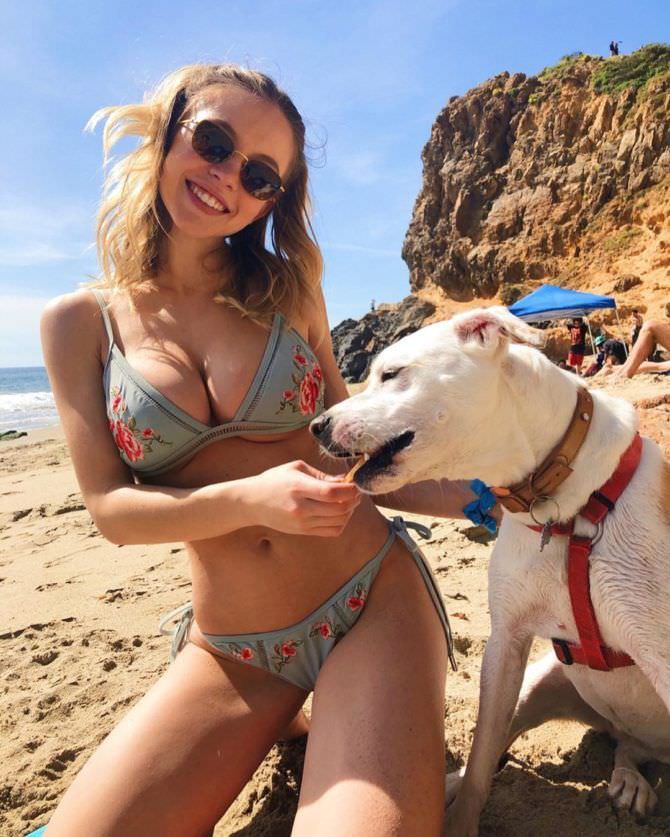 Сидни Свини фото на пляже с собакой
