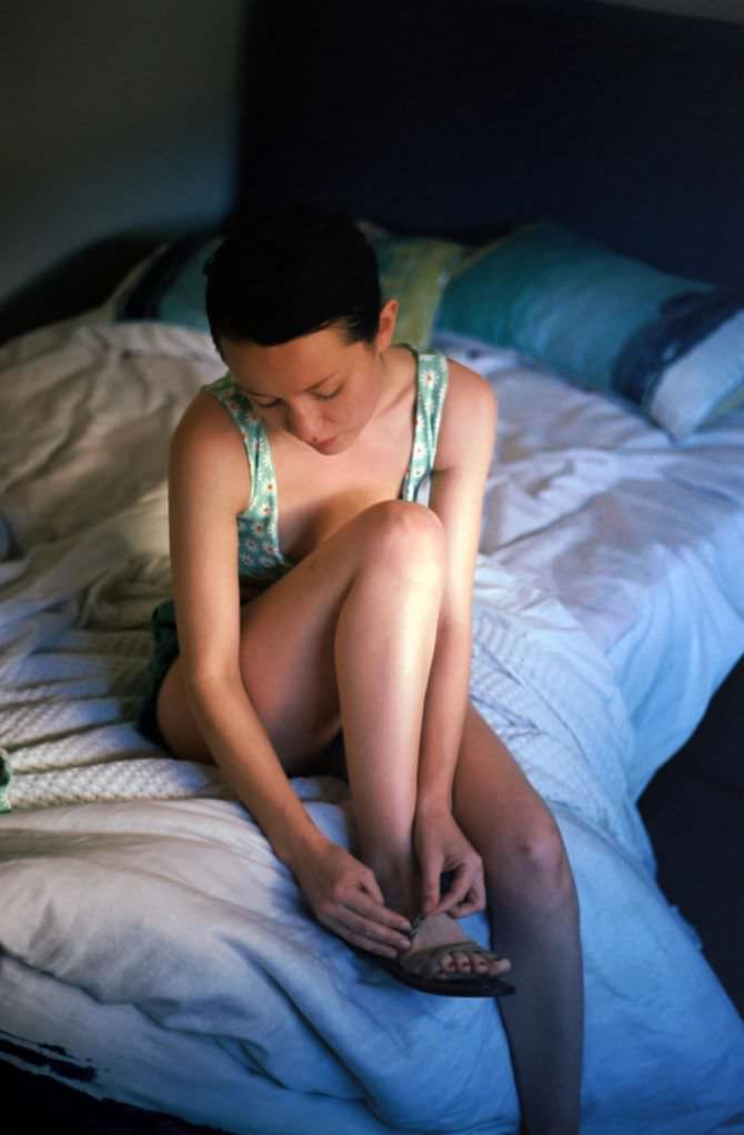 Эмили Браунинг фотография на кровати в белье