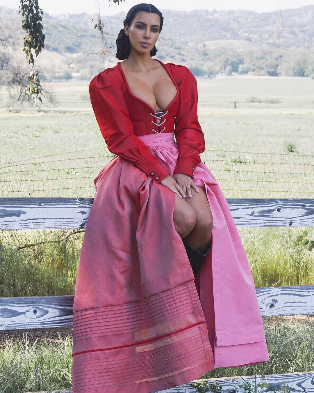 Ким Кардашян фото в длинном платье 
