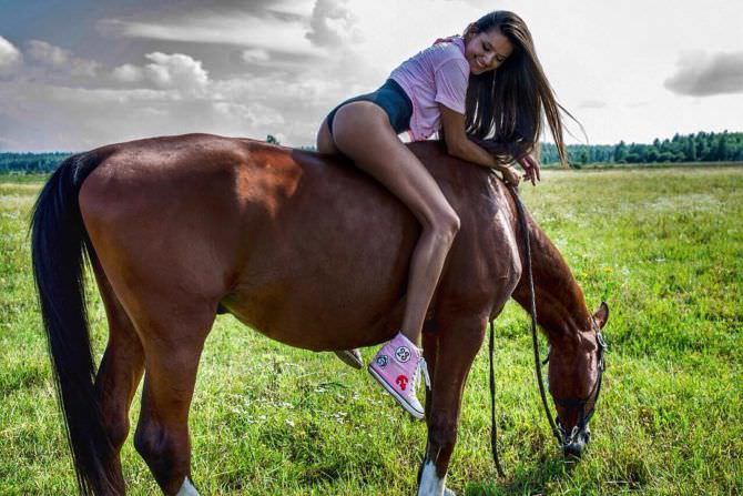 Татьяна Высоцкая фото на лошади