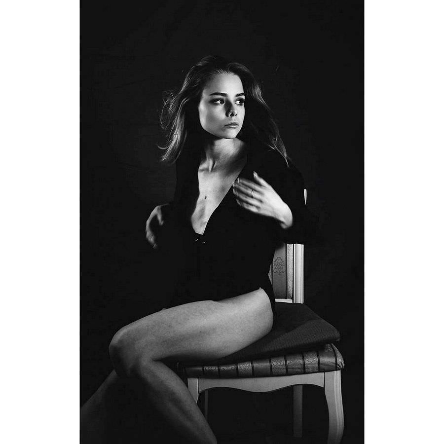 Анастасия Акатова фото на стуле