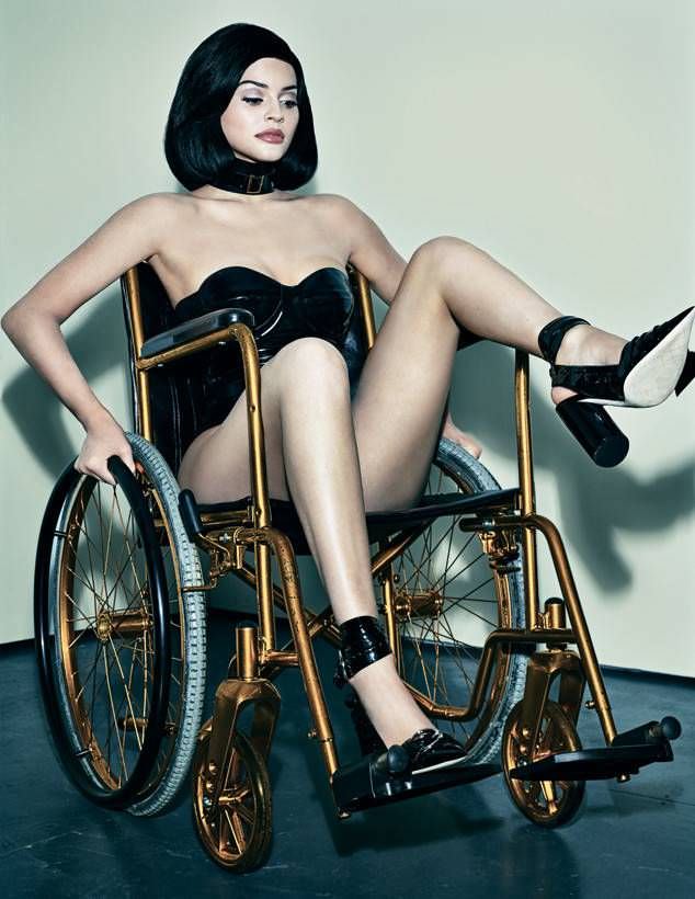 Кайли Дженнер фото на коляске