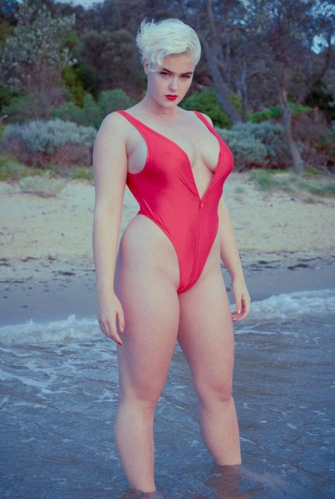 Стефания Феррарио фото на пляже в воде