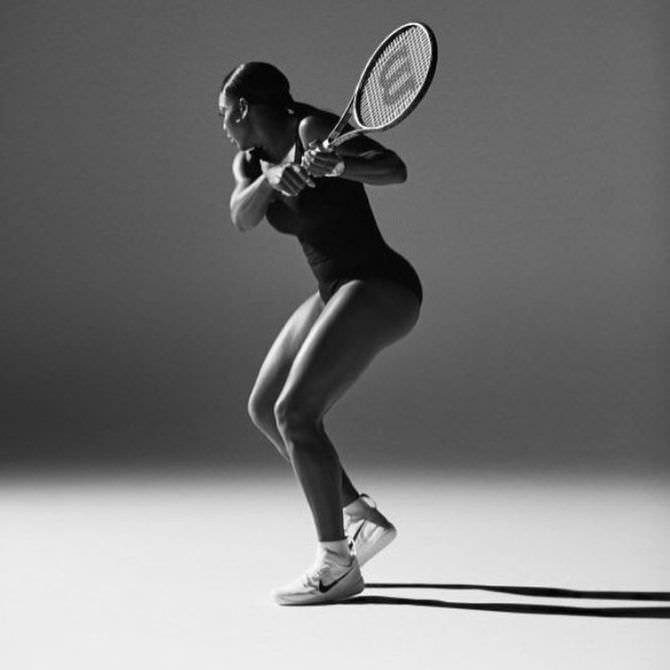 Серена Уильямс фотосессия с теннисной ракеткой