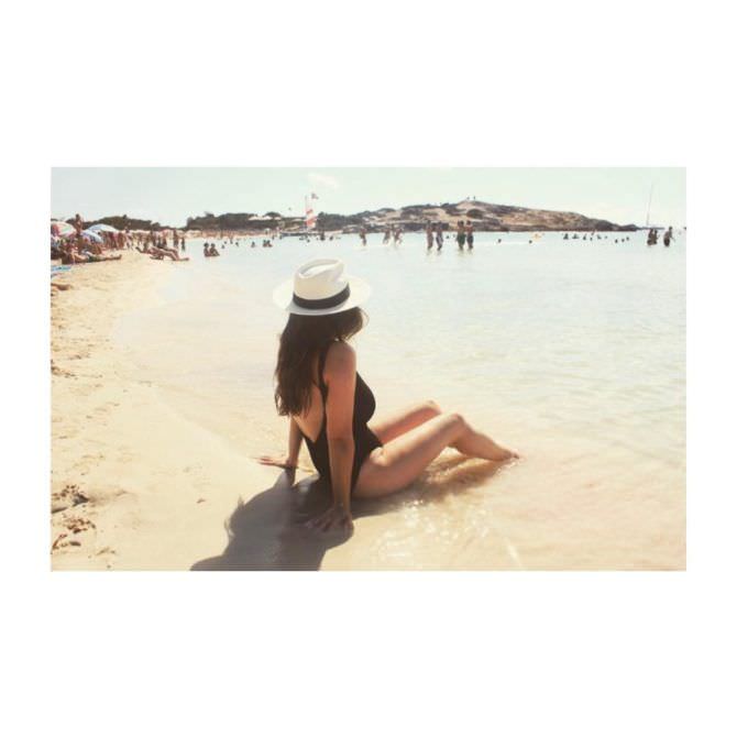 Люси Пиндер фото на пляже из инстаграм