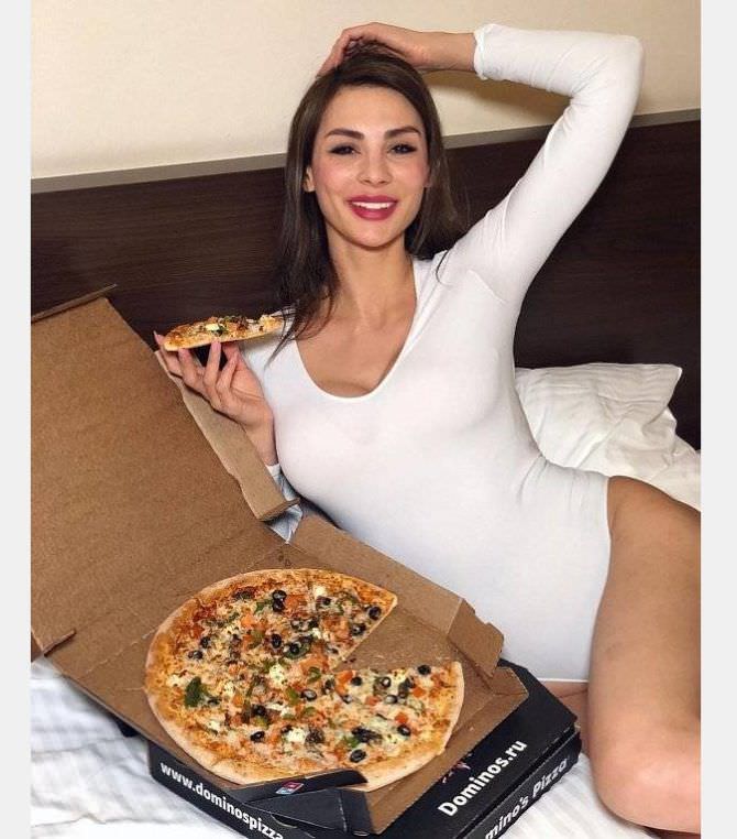 Ника Вайпер фото с пиццей